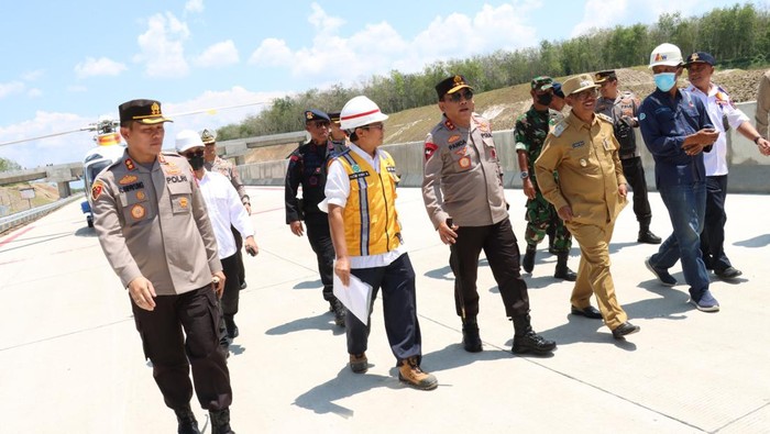 Kapolda Sumut Irjen Panca Putra Simanjuntak mengecek kesiapan Tol Tebing Tinggi untuk arus mudik Lebaran 2023.