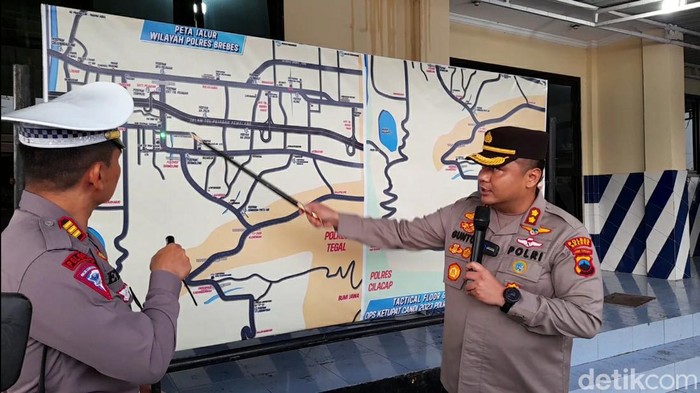 Kapolres Brebes AKBP Guntur Muhamad Tariq saat memantau kesiapan arus mudik Lebaran 2023 di Pospam Pertigaan Exit Tol Brebes Timur, Senin (10/4/2023).