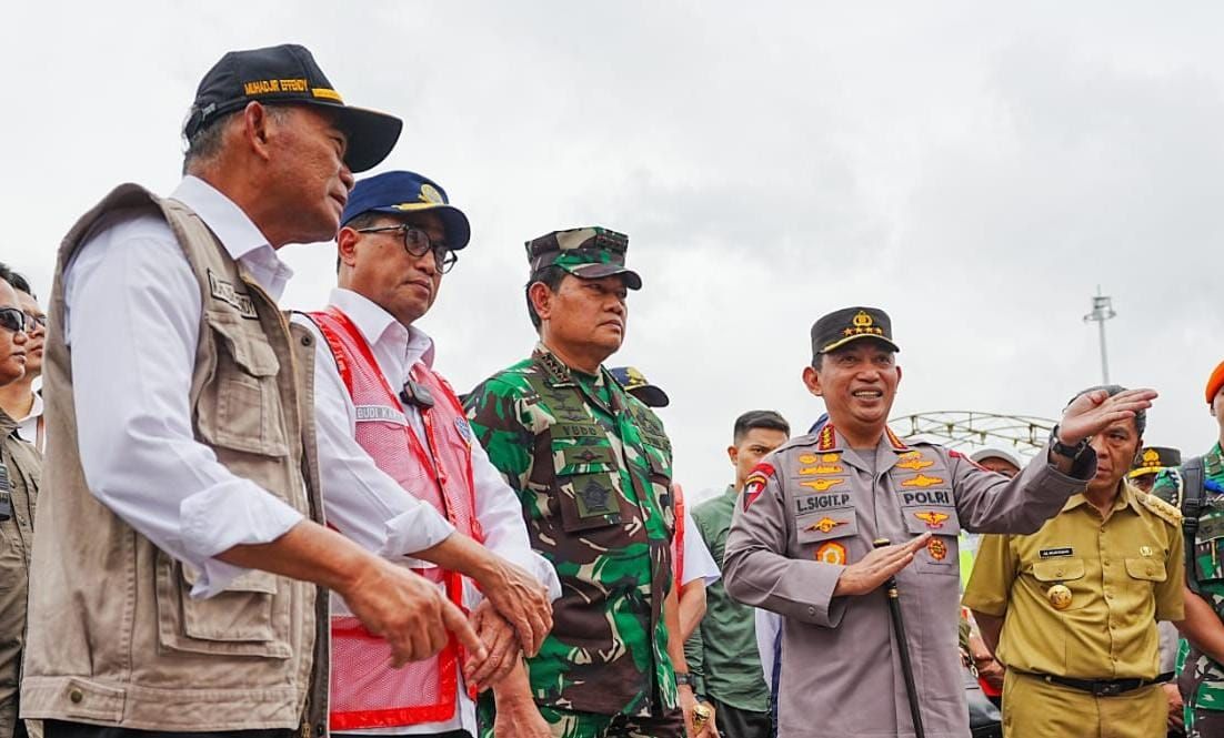 Kapolri Jenderal Listyo Sigit Prabowo bersama lintas sektoral terkait meninjau Pelabuhan Merak