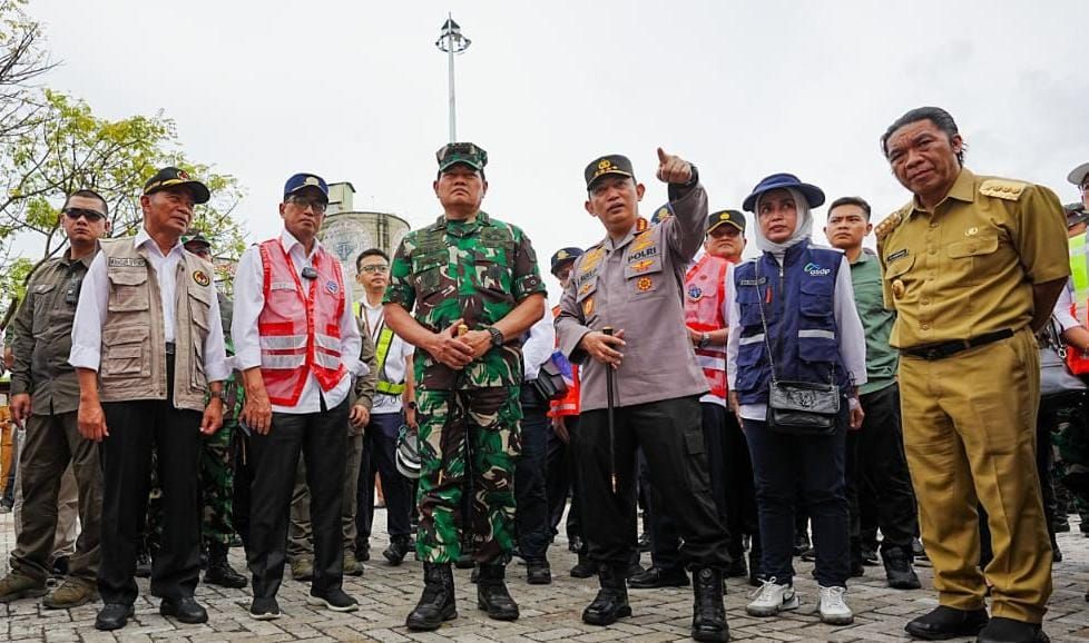Kapolri Jenderal Listyo Sigit Prabowo bersama lintas sektoral terkait meninjau Pelabuhan Merak