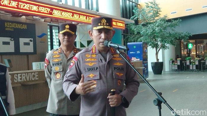 Kapolri Jenderal Listyo Sigit Prabowo usai meninjau Pelabuhan Merak dan Ciwandan (M Iqbal/detikcom)