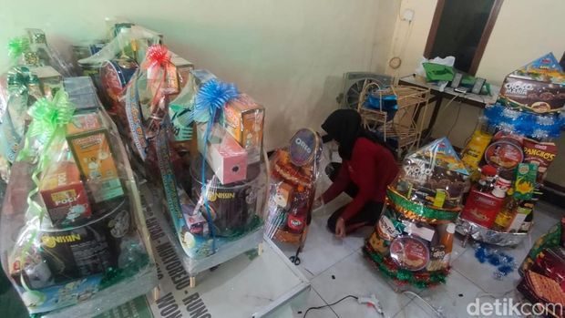 Karyawan Libon.id mempersiapkan pesanan parsel di Jalan Siwalankerto Surabaya