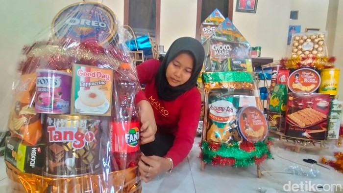 Karyawan Libon.id mempersiapkan pesanan parsel di Jalan Siwalankerto Surabaya