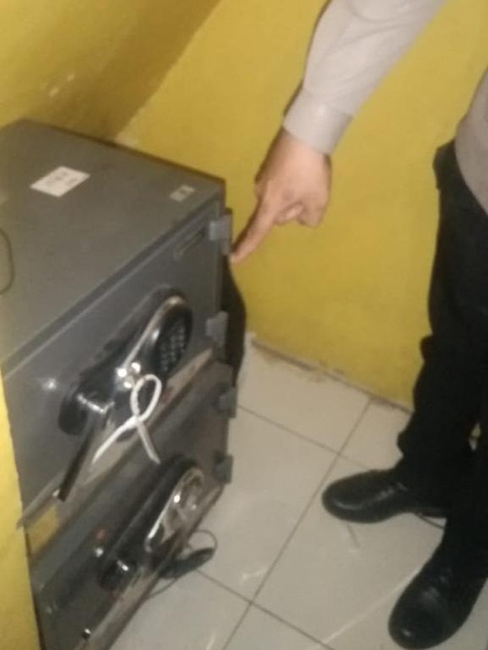 Kawanan perampok bersenpi menyatroni gudang jasa pengiriman di Bogor. Mereka membawa kabur uang ratusan juta rupiah dari dalam brankas usai menyekap pegawai. (dok Istimewa)