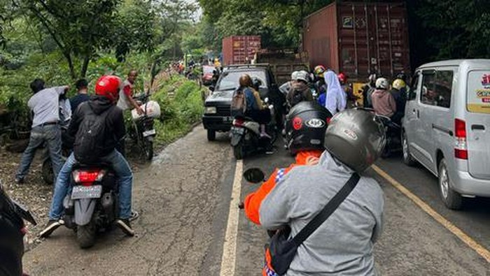 Kemacetan di wilayah Camba, Maros, Sulsel pada Senin sore (10/4/2023).