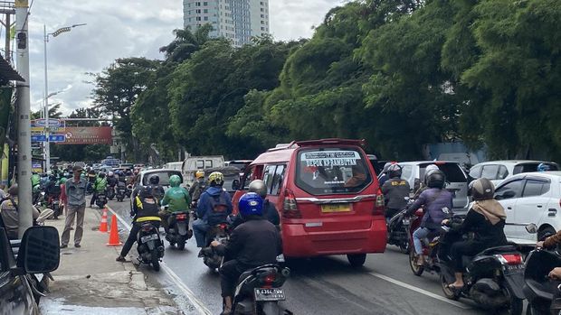 Kemacetan lalu lintas di sekitar Stasiun Tanjung Barat arah Pasar Minggu, Jakarta Selatan.