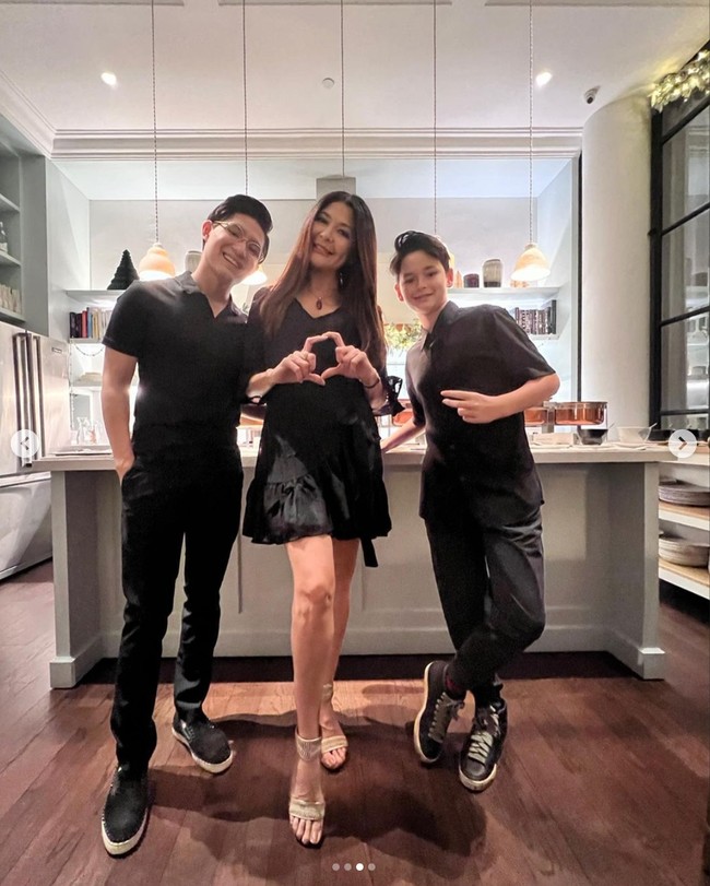 Kenzou sendiri diketahui memiliki seorang kakak dari ayah yang berbeda, bernama Teuku Rassya. Begini potret Kenzou bersama Teuku Rassya dan ibunya, Tamara Bleszynski. Foto: Instagram/@kenzoulionofficial