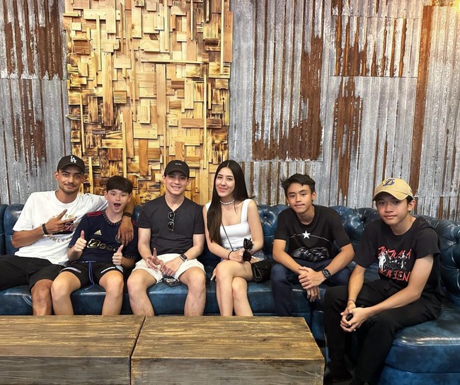 Walaupun terlahir dari ayah yang berbeda, namun Kenzou dan Teuku Rassya tampaknya cukup dekat. Hal itu terlihat dari unggahan-unggahan di media sosial. Foto: Instagram/@kenzoulionofficial