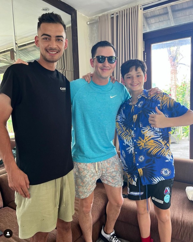 Memiliki keturunan Sunda dan bule dari kedua orangtuanya, tak heran jika Kenzou memiliki paras blasteran yang tampan. Kini tak hanya ketampanannya yang makin menyaingi sang ayah, tingginya pun demikian. Berpose sebelahan, tampaknya sebentar lagi Kenzou akan menyusul tinggi ayahnya. Foto: Instagram/@kenzoulionofficial