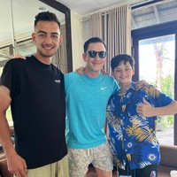 Memiliki keturunan Sunda dan bule dari kedua orangtuanya, tak heran jika Kenzou memiliki paras blasteran yang tampan. Kini tak hanya ketampanannya yang makin menyaingi sang ayah, tingginya pun demikian. Berpose sebelahan, tampaknya sebentar lagi Kenzou akan menyusul tinggi ayahnya. Foto: Instagram/@kenzoulionofficial