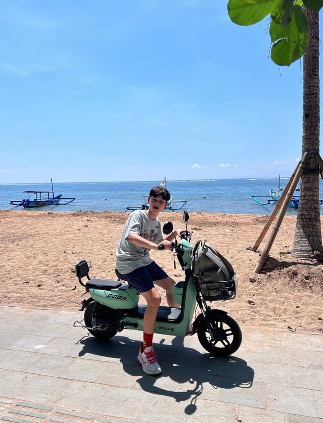 Melalui akun Instagram pribadinya di @kenzoulionofficial, anak Tamara dan Mike Lewis itu gemar membagikan foto-fotonya. Hingga saat ini akun Instagramnya itu telah memiliki lebih dari 11,8 ribu pengikut. Foto: Instagram/@kenzoulionofficial