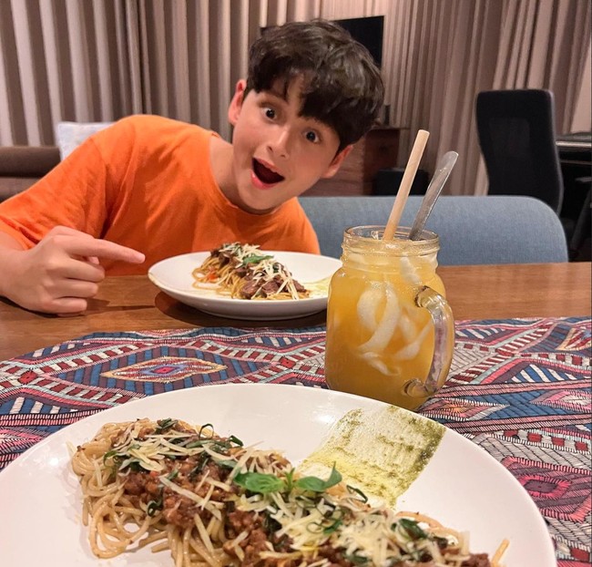 Sang bunda, Tamara Bleszynski juga kerap membagikan foto Kenzou ke akun Instagramnya. Seperti foto Kenzou yang satu ini, saat akan bersiap menyantap makanan bersama Tamara. Foto: Instagram/@tamarableszynskiofficial