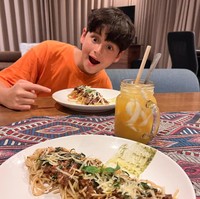 Sang bunda, Tamara Bleszynski juga kerap membagikan foto Kenzou ke akun Instagramnya. Seperti foto Kenzou yang satu ini, saat akan bersiap menyantap makanan bersama Tamara. Foto: Instagram/@tamarableszynskiofficial