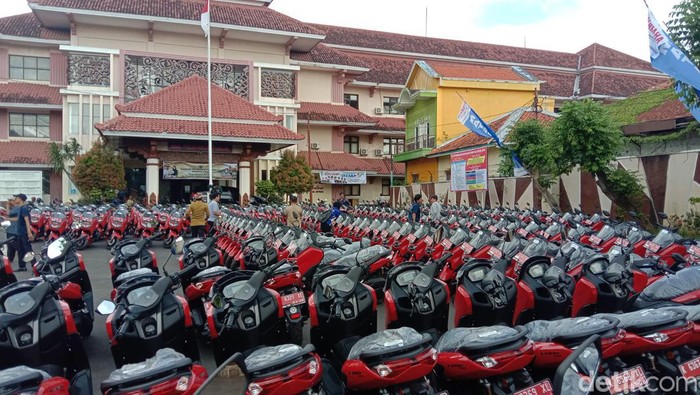 Kepala desa di Jepara menerima motor dinas baru di Pendapa Kabupaten Jepara, Senin (10/4/2023).