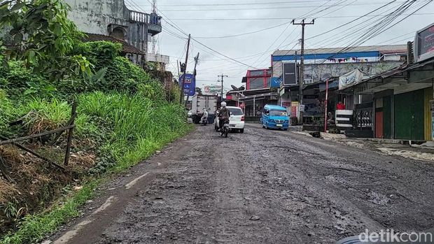 Kerusakan Jalan menuju Palabuhanratu dari Kota Sukabumi