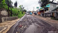 Kerusakan Jalan menuju Palabuhanratu dari Kota Sukabumi. (Syahdan Alamsyah/detikcom)