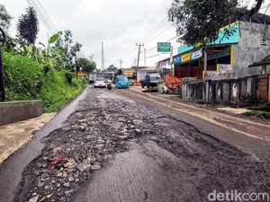 Jalan Palabuhan II Sukabumi Rusak Parah, Warga: Mirip Sungai Kering