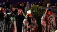 Mereka berkumpul untuk menyambut malam Lailatulqadar.  