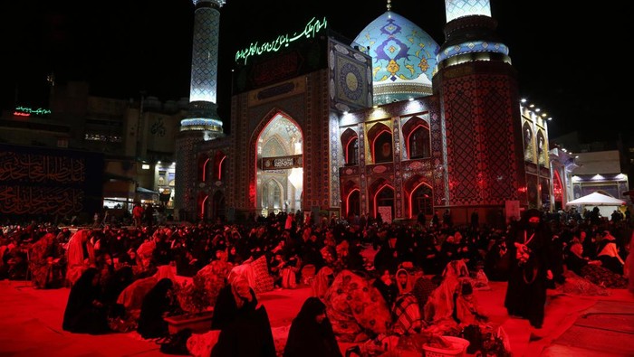 Khusyuk Umat Muslim di Iran Raih Malam Lailatul Qadar TEHRAN, IRAN - APRIL 10: Muslims pray at Imamzadeh Saleh Mosque as they observe Laylat al-Qadr in Tehran, Iran on April 10, 2023. Iranian Muslims observe Laylat al-Qadr (also knows as Shab-i Ihya) on the 19th, 21st or 23rd nights of Ramadan, and pray until fajr. (Photo by Fatemeh Bahrami/Anadolu Agency via Getty Images)