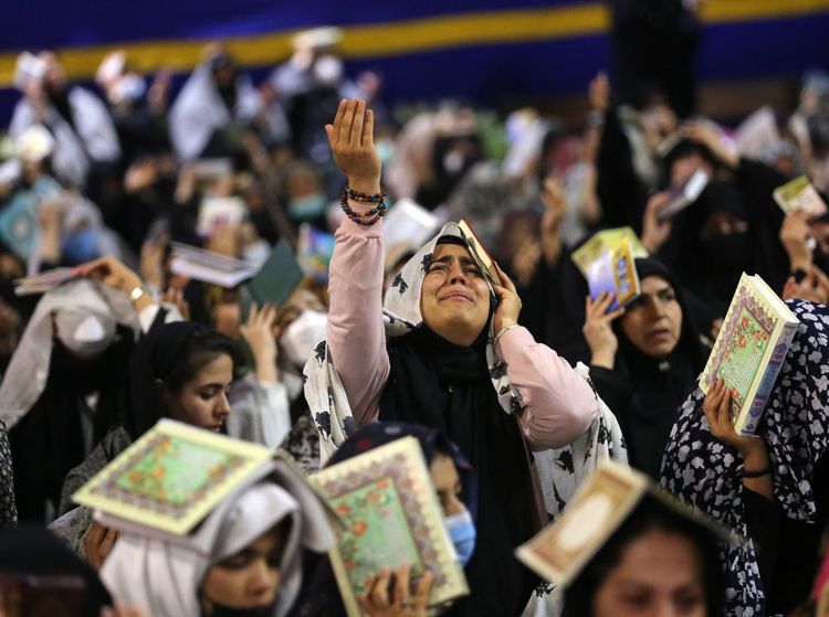 Khusyuk Umat Muslim di Iran Raih Malam Lailatulqadar