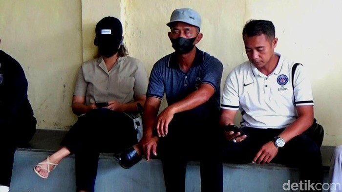 Keluarga korban Suheri – Riani di posko pengaduan orang hilang di Polres Banjarnegara, Senin (10/4/2023).