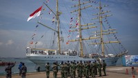 Pelayaran itu diikuti 145 orang Taruna AAL Tingkat III Angkatan ke-70 selama 214 hari atau sekitar tujuh bulan.