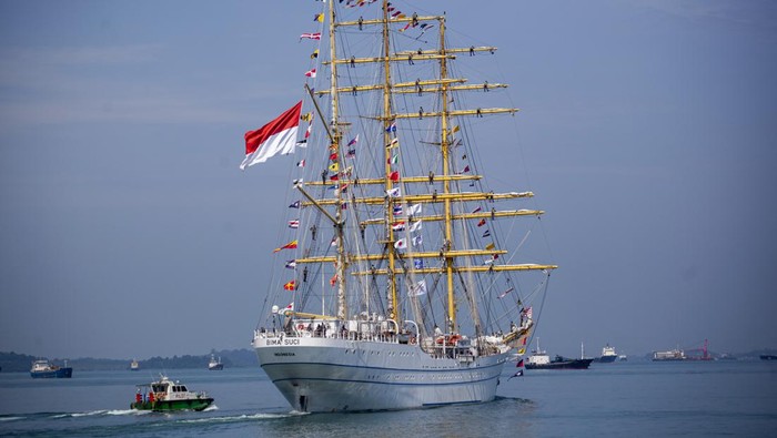 KRI Bima Suci yang membawa Satgas misi diplomasi ekspedisi pelayaran muhibah duta bangsa Kartika Jala Krida (KJK) Tahun 2023 bertolak dari Pelabuhan Batu Ampar, Batam, Kepulauan Riau, Senin (10/4/2023). Pelayaran itu diikuti 145 orang Taruna AAL Tingkat III Angkatan ke-70 selama 214 hari atau sekitar tujuh bulan mengarungi benua Asia, Afrika, dan Eropa dengan jarak tempuh 25.869 mil laut. ANTARA FOTO/Teguh Prihatna/tom.