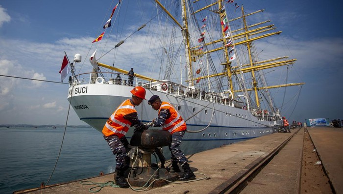 KRI Bima Suci yang membawa Satgas misi diplomasi ekspedisi pelayaran muhibah duta bangsa Kartika Jala Krida (KJK) Tahun 2023 bertolak dari Pelabuhan Batu Ampar, Batam, Kepulauan Riau, Senin (10/4/2023). Pelayaran itu diikuti 145 orang Taruna AAL Tingkat III Angkatan ke-70 selama 214 hari atau sekitar tujuh bulan mengarungi benua Asia, Afrika, dan Eropa dengan jarak tempuh 25.869 mil laut. ANTARA FOTO/Teguh Prihatna/tom.