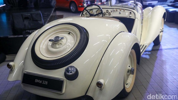 Jika anda melihat mobil BMW tahun 90 hingga 2000an mungkin sudah biasa, tapi pernahkah detikers melihat mobil BMW langsiran tahun 1930. Ya, BMW 328 langsiran tahun 30-an ini hanya ada 2 di Indonesia.