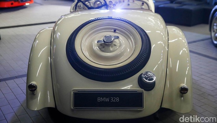 Langka! BMW Ini Hanya Ada Dua di Indonesia Jika anda melihat mobil BMW tahun 90 hingga 2000an mungkin sudah biasa, tapi pernahkah detikers melihat mobil BMW langsiran tahun 1930. Ya, BMW 328 langsiran tahun 30-an ini hanya ada 2 di Indonesia.