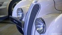 BMW 328 dikembangkan dari basis BMW 319/1. Sedangkan untuk dapur pacunya, 328 membawa mesin yang dimodifikasi dari BMW 326. Mesin BMW 328 ini merupakan mesin 2.000 cc berkonfigurasi 6 silinder segaris.