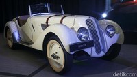 Mobil lansiran tahun 1930-an ini yang hanya ada dua unit di Indonesia. Pada masanya, BMW 328 dijual dengan harga mulai dari 445 ribu DM atau Deutsche Mark.