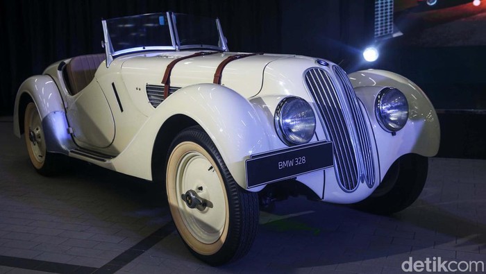 Langka! BMW Ini Hanya Ada Dua di Indonesia Jika anda melihat mobil BMW tahun 90 hingga 2000an mungkin sudah biasa, tapi pernahkah detikers melihat mobil BMW langsiran tahun 1930. Ya, BMW 328 langsiran tahun 30-an ini hanya ada 2 di Indonesia.