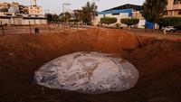 Serangan Israel ke Palestina makin instensif dalam beberapa waktu terakhir. Serangan ini disebut sebagai balasan atas serangan roket yang juga datang ke Israel setelah insiden serangan polisi Israel ke Masjidil Aqsa. REUTERS/Mohammed Salem.