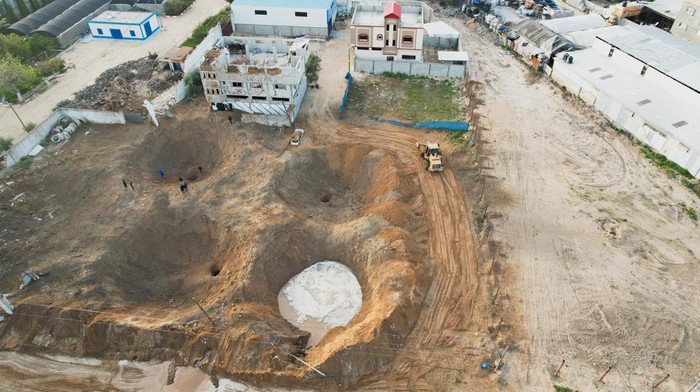 Lubang-lubang Besar Menganga di Gaza Imbas Roket Israel A view of a crater after Israeli airstrikes, in Gaza City April 7, 2023. REUTERS/Mohammed Salem