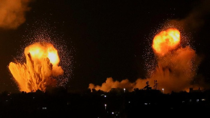 Smoke and flames rise during Israeli airstrikes in Khan Younis in the southern Gaza Strip, April 7, 2023. REUTERS/Ashraf Amra NO RESALES. NO ARCHIVES