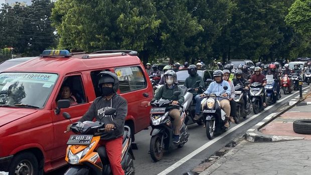 Macet di Lenteng Agung pada Senin (10/4)-(Devi/detikcom)