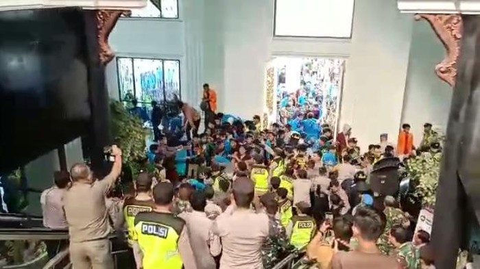 Mahasiswa memaksa masuk ke gedung DPRD Jambi saat demo tolak UU Cipta Kerja. (Foto: Istimewa)