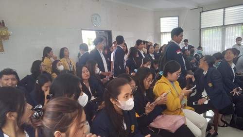 Para mahasiswa Unud sudah memenuhi ruang sidang Candra di PN Denpasar pada agenda praperadilan kasus dugaan korupsi SPI oleh Antara., Senin (10/4/2023).