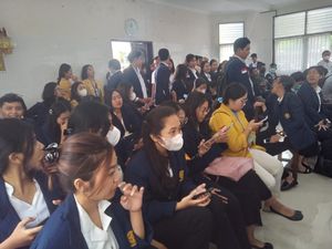 Sidang Praperadilan Rektor Unud Dipenuhi Mahasiswa: Mari Kita Buktikan!