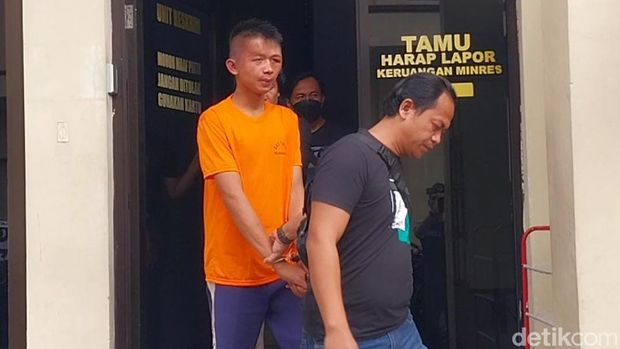 Mahasiswi Politeknik Medan (Polmed) berinisial BL tewas ditikam di kamar kosnya. Polisi berhasil menangkap pelaku dan mengungkap motif pembunuhan tersebut.