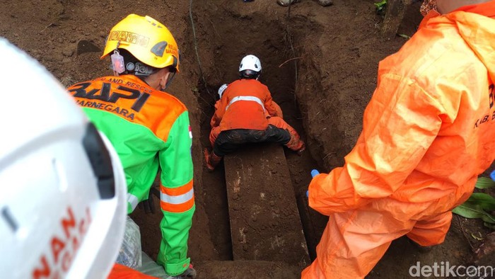 Makam korban Slamet dukun Banjarnegara dibongkar untuk dipulangan, Senin (10/4/2023).