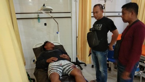 Maling motor menjalani perawatan di rumah sakit setelah dikeroyok warga saat beraksi di Kelurahan Dasan Agung, Kecamatan Selaparang, Kota Mataram, NTB, Minggu malam (9/4/2023).