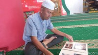Rusli, pengurus dan penggagas Masjid Muhammad Cheng Hoo saat melihat album foto dirinya bergabung Persatuan Islam Tionghoa Indonesia (PITI) (Dimas Sanjaya/detikSumut)