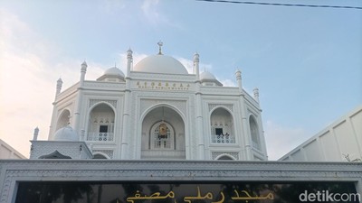 Ini Ragam Keunikan Masjid Ramlie Musofa yang Mirip Taj Mahal