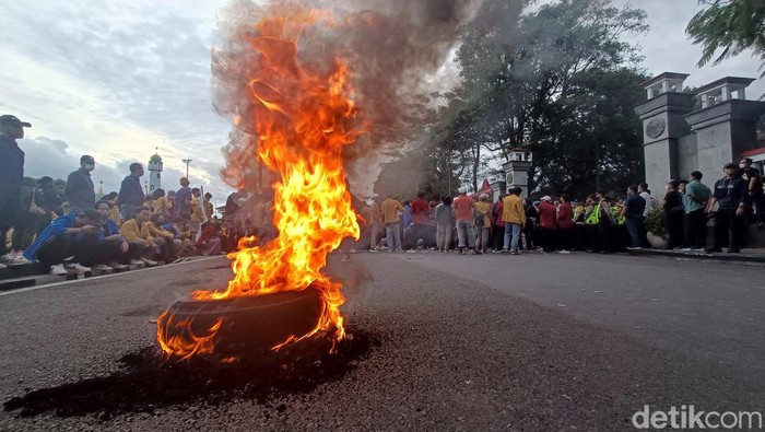 Massa mahasiswa demo menolak pengesahan UU Cipta Kerja (CIptaker) di depan Kantor Bupati Banyumas, Senin (10/4/2023).