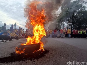 Tolak UU Ciptaker, Massa Bakar Ban di Depan Kantor Bupati Banyumas