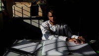 Siswa tunanetra Aliff Haikal, 18 tahun, menyentuh Al-Quran Braille saat dia berulang kali membaca kitab suci Islam Kuala Kubu Bharu, Malaysia 10 April 2023.