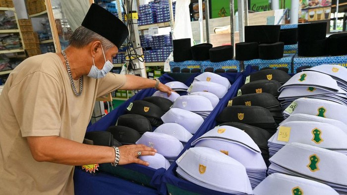 A vendor displays Malay traditional songkok caps at a temporary market set up during the Muslim holy month of Ramadan in Geylang Serai district in Singapore on April 10, 2023. (Photo by Roslan RAHMAN / AFP) (Photo by ROSLAN RAHMAN/AFP via Getty Images)