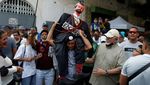 Melihat Tradisi Membakar Yudas di Venezuela